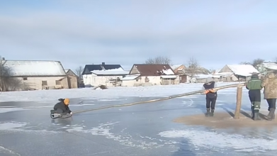 «Треба каска або страховка»: як на Волині підлітки розважаються на льоду. Відео