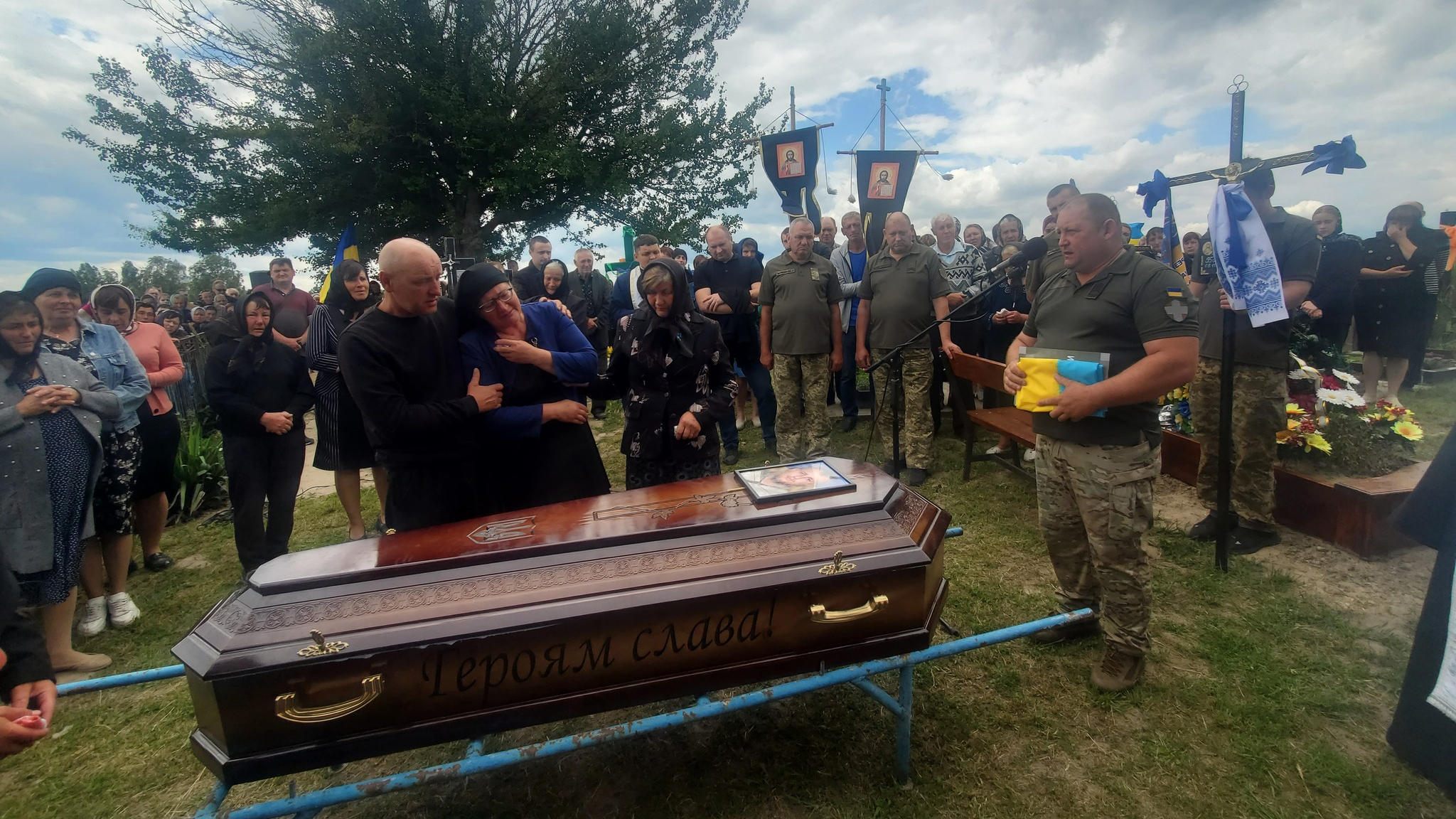 Дві доньки втратили батька: на Волині попрощалися з Героєм Владиславом Герасименком, який поліг на війні понад півтора року тому