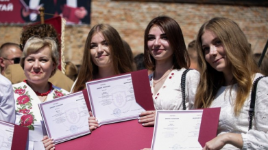 Випала нелегка доля навчатися у час війни: випускникам Волинського національного університету вручили дипломи. Фото