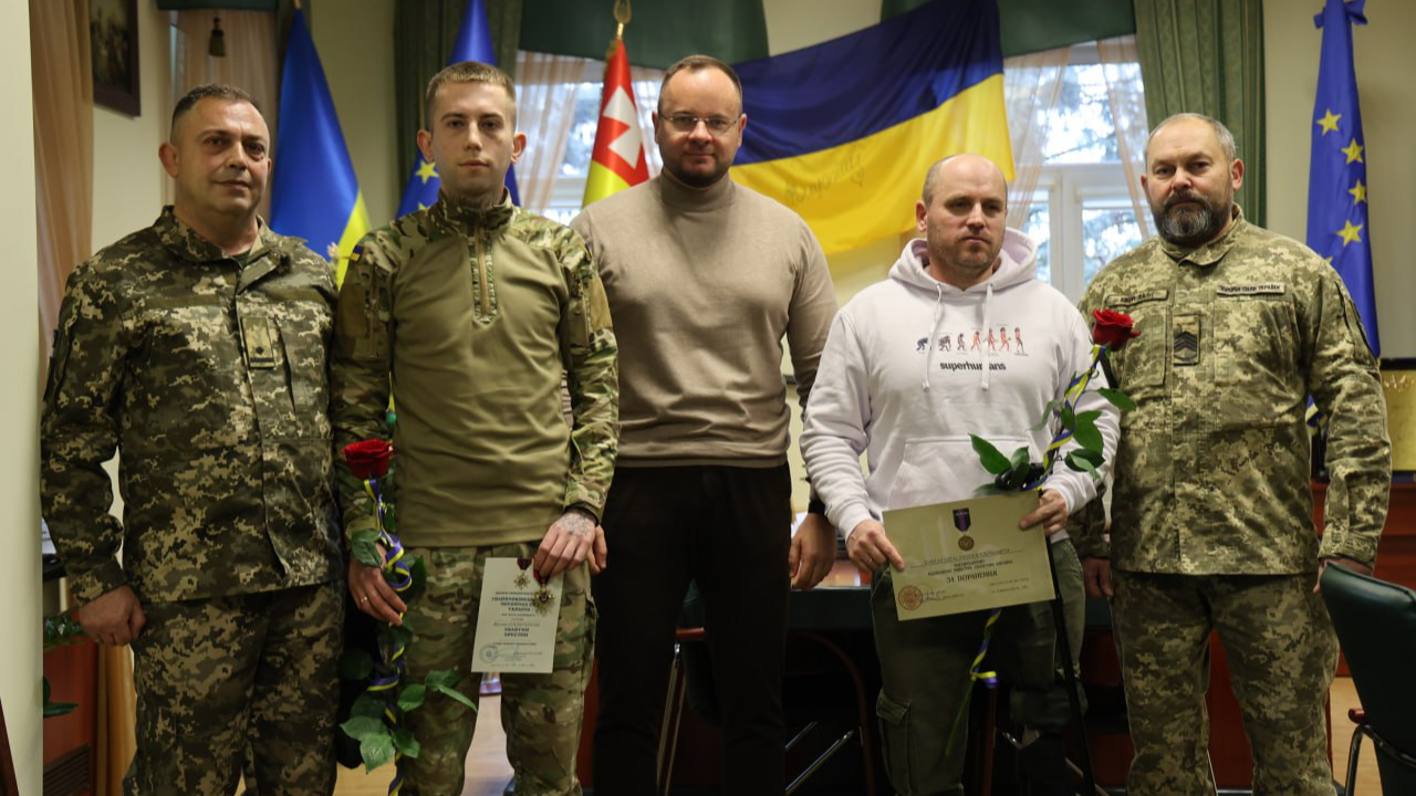 У Луцьку двом захисникам України вручили бойові нагороди «За поранення» та «Золотий хрест»