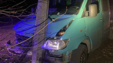 На Волині п'яний неповнолітній викрав автомобіль та врізався на ньому у стовп