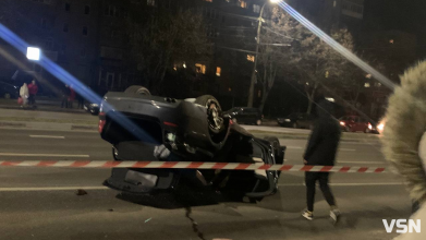 У Луцьку на Соборності - аварія, одна з автівок перевернулася