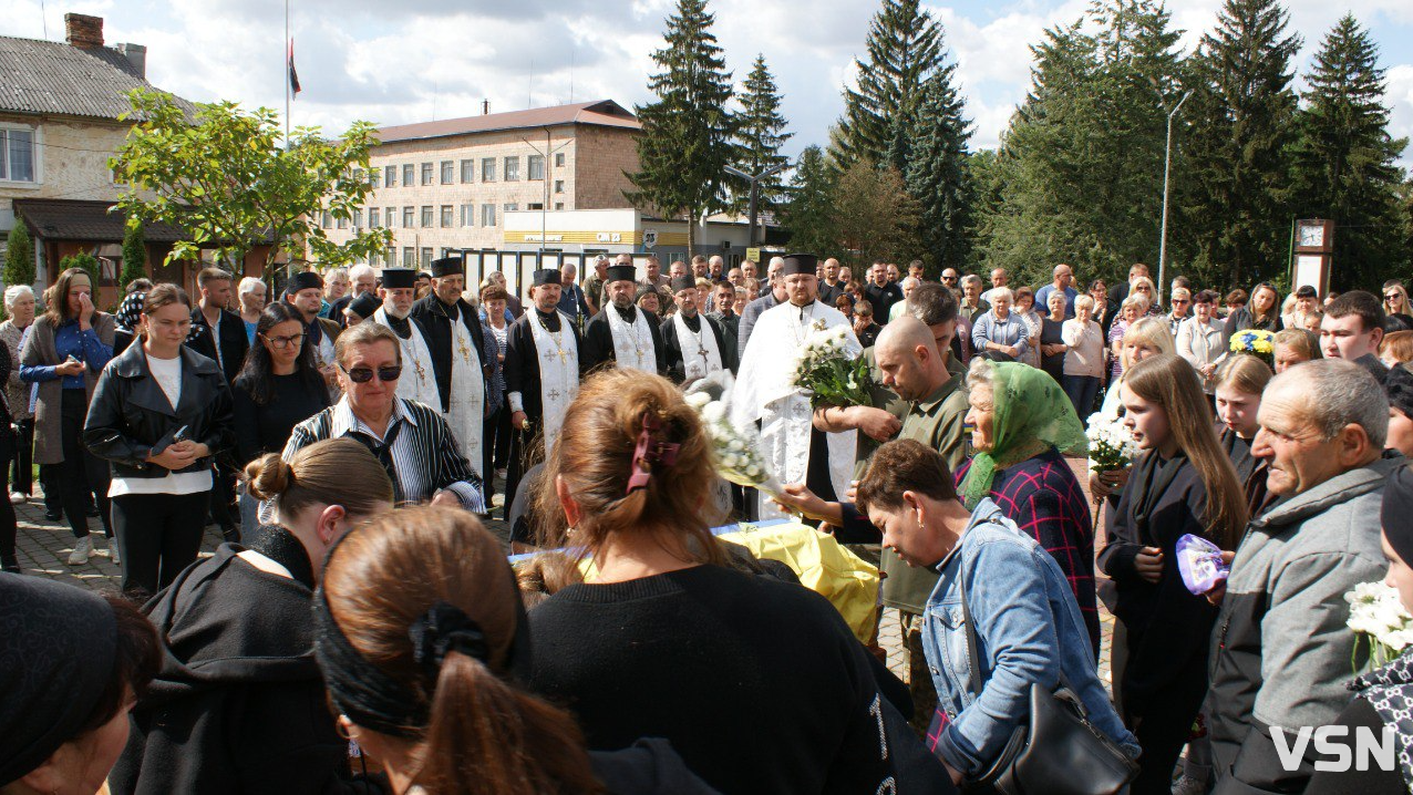 Повернувся додому після майже дворічної невідомості: Рожищенська громада зустріла «на щиті» Героя Віталія Козла. Фото
