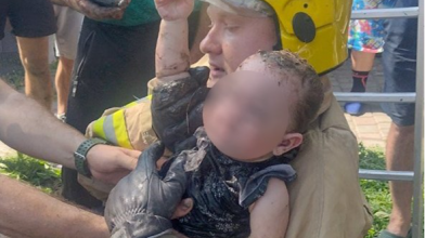 На Полтавщині рятувальники витягли із каналізаційного колектора півторарічну дівчинку