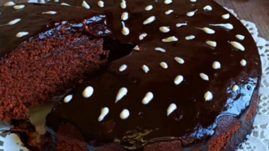 Рецепт дуже смачного і вологого пирога без молока, яєць і масла