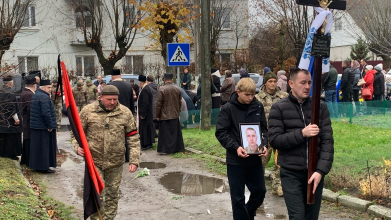 Осиротіли діти, овдовіла молода дружина: на Волині попрощалися з Героєм Володимиром Кравчуком