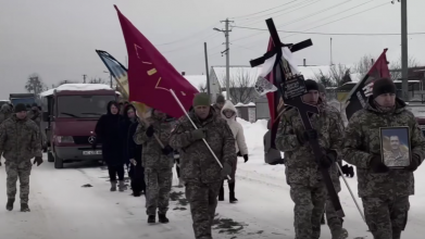 Прапори, сльози, молитва: на Волині поховали військовослужбовця Петра Марчука