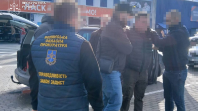 1000 доларів за ввезення товарів без огляду: на Волині митнику повідомили про підозру