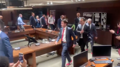 У Канаді міністри-чоловіки прийшли в офіс на рожевих підборах. Відео