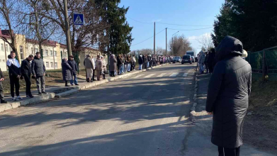 Вчитель з великої літери: у Луцькому районі учні живим коридором попрощалися із колишнім директором ліцею