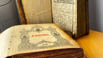 Священник передав музею на Волині унікальну ікону та стародруки