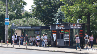 «Якось справляюсь»: як працюють продавці луцьких кіосків у спекотні дні