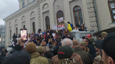 Громада собору УПЦ МП у Хмельницькому, де побили військового, перейшла до ПЦУ. Відео
