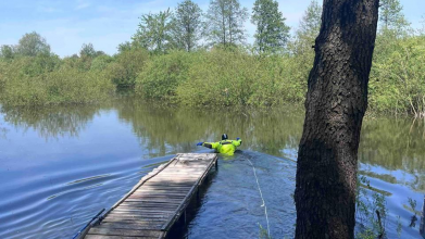 У прохолодній воді стало зле та схопила судома: на ставку біля Луцька врятували рибалку