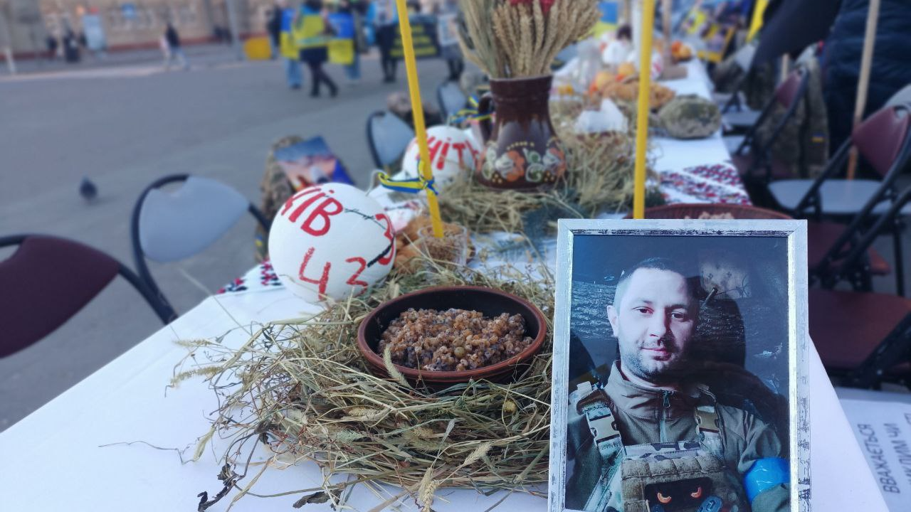 На Волині накрили різдвяний стіл просто неба для тих, хто в полоні і зниклих безвісти. Відео