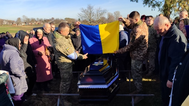 Загинув внаслідок удару FPV-дроном: волиняни попрощалися із загиблим Героєм Сергієм Семчуком