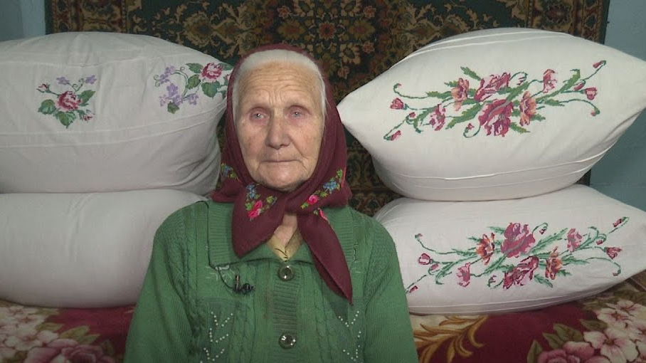 Сама пере, готує, працює на городі та доглядає господарство: історія 95-річної волинянки