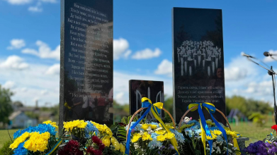 У гімназії на Волині відкрили пам’ятний знак на честь 18 загиблих випускників