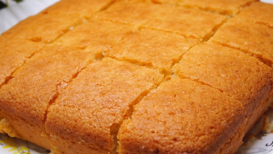 Усе змішали й у духовку: як за лічені хвилини приготувати ніжний пиріг без борошна