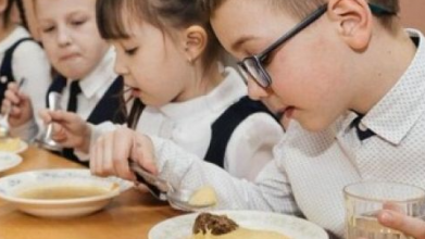 Хто зі школярів зможе безкоштовно харчуватися у школах Луцька: перелік категорій