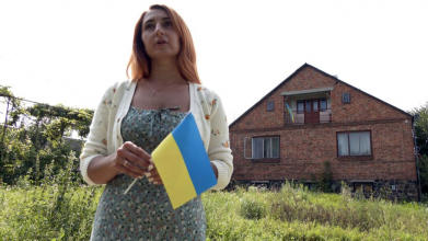 Із Маріуполя - на Волинь: жінка проїхала 18 блокпостів із українським прапорцем на склі