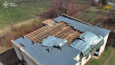 У Луцьку негода зірвала покрівлю школи