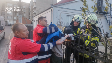 На Волині 10-річний хлопчик простромив руку металевим прутом