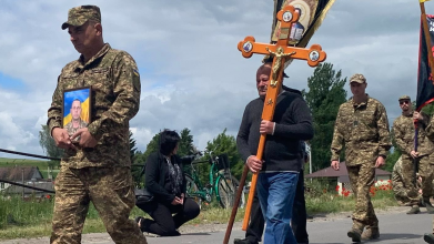 Віддав життя за Україну: на Волині провели в останню дорогу воїна Юрія Ростанюка