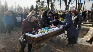 Востаннє додому «на щиті»: на Волині усе село зійшлося провести Героя Сергія Захарова