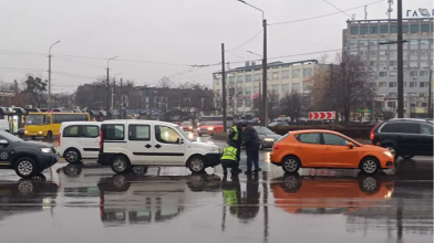 ДТП у Луцьку: на кільці біля «Глобуса» не розминулися легковики