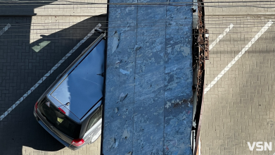 На Львівській у Луцьку білборд впав на автомобіль. Відео