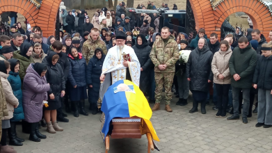 Герой, якого не судилося дочекатися живим: на Волині попрощалися з воїном Валентином Карпіком