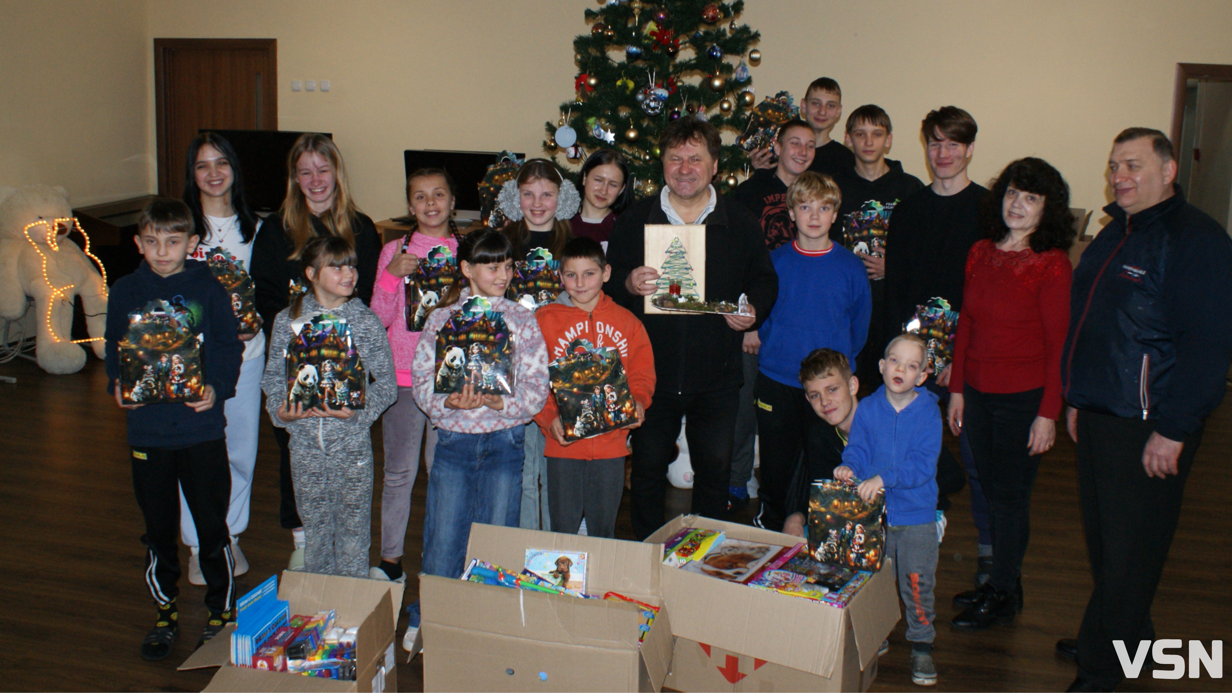 Поет з Волині передав допомогу дітям у Рожищі від американських письменників