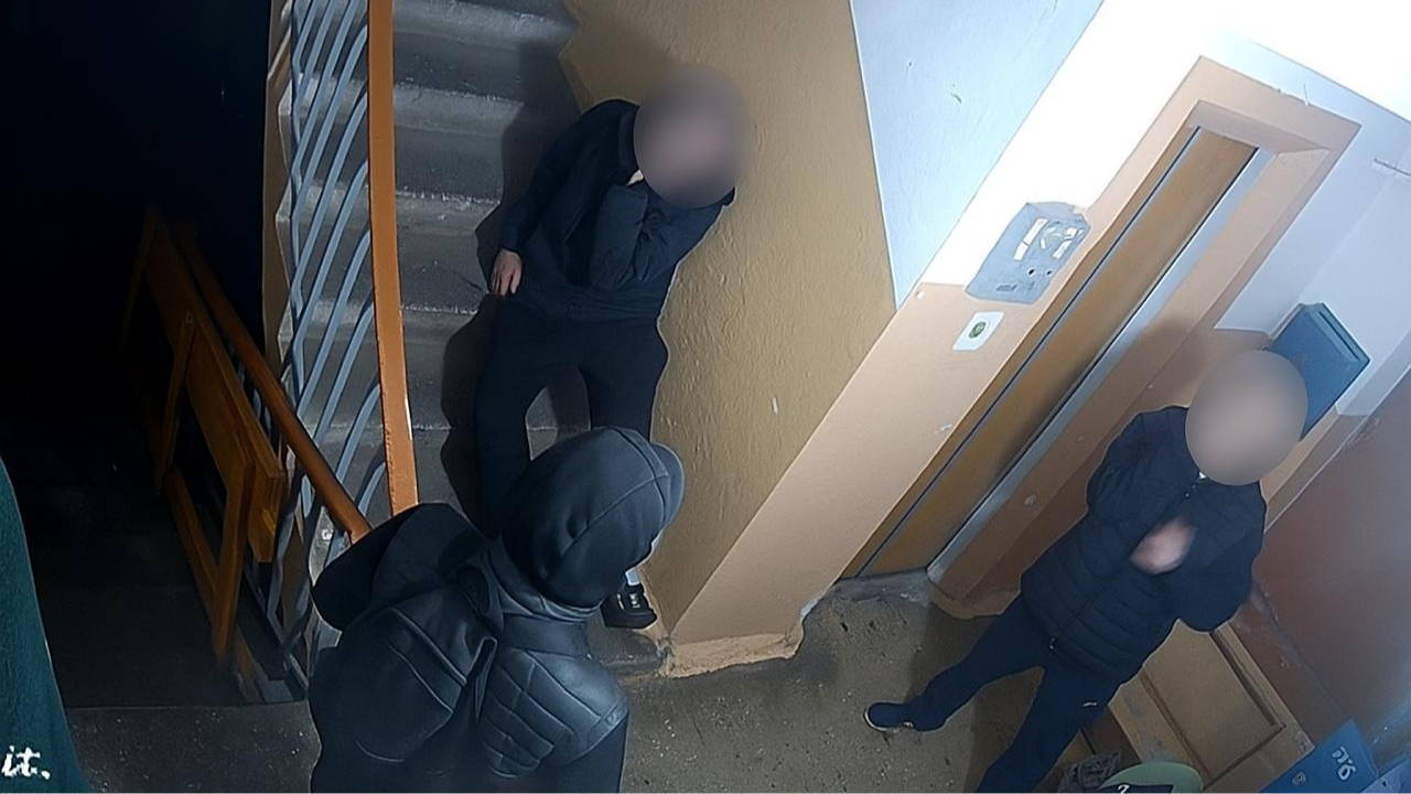 Реанімували близько години, та це не допомогло: у Луцьку в під'їзді помер чоловік