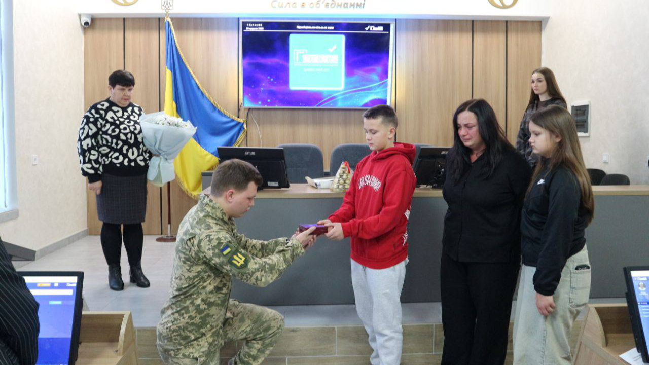 Був «очима» та «крилами», що нищили ворога: рідним Героя з Волині вручили державну нагороду