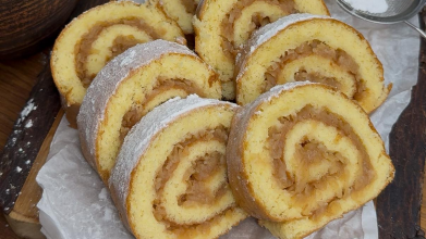 Яблучний рулет, який тане в роті: соковитий, ніжний і без зайвих клопотів