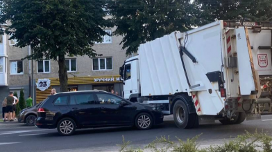 ДТП у Луцьку: зіткнулися легковик та сміттєвоз