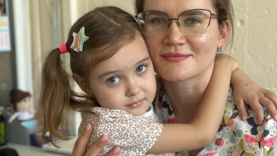 «Щастя — коли дитина забрала ложку і почала сама їсти»: у Луцьку після жахливої ДТП відновлюється шестирічна Єва