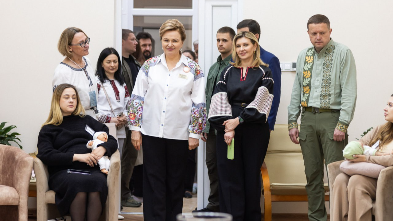 Тепло і підтримка для дітей: Олена Зеленська побувала у пренатальному центрі на Волині