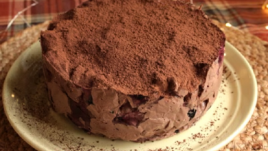 Десерт без духовки і світла: як приготувати ніжний шоколадний десерт «Бите скло»