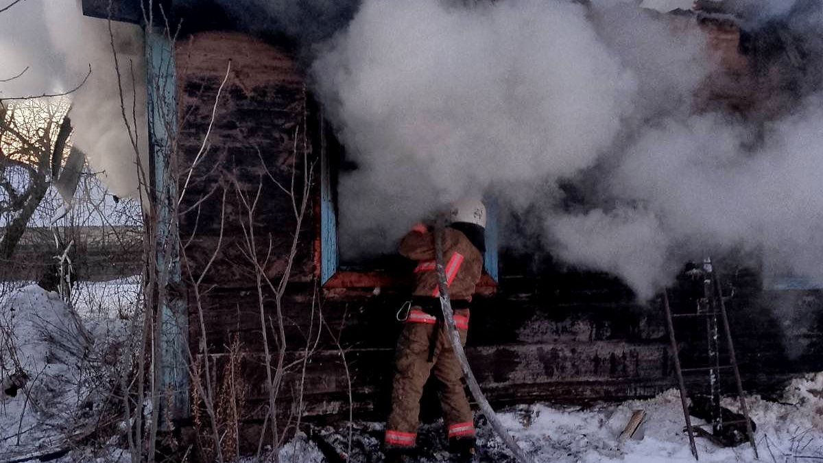 На Волині горів житловий будинок, з вогню врятували чоловіка