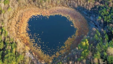 На Волині є озеро у формі серця, до якого майже неможливо дістатися