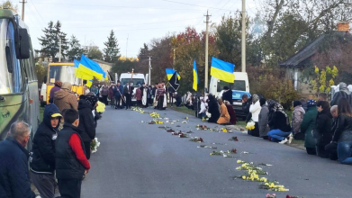 У батьків не стало сина, у дружини – чоловіка, у двох донечок – батька: на Волині провели в останню дорогу Героя Андрія Бобака