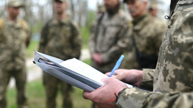 На Волині жінка кинулася з камінням на працівників ТЦК, бо думала, що мобілізували її дітей