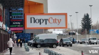 У Луцьку на парковці ТРЦ «ПортCity» авто травмувало 12-річну дівчинку: що відомо