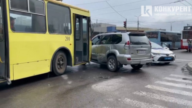 ДТП у Луцьку: біля ПортCity тролейбус протаранив «тойоту»