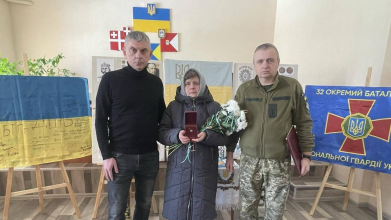 Назавжди 33 роки: матері Героя з Волині вручили його посмертну відзнаку