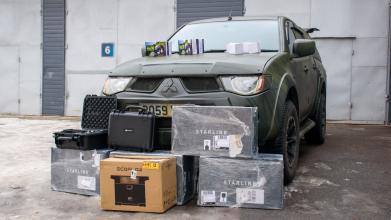 Працівники Луцької міської ради купили військовим позашляховик і обладнання