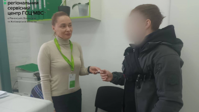 На Волині звільнений з полону захисник отримав водійське посвідчення