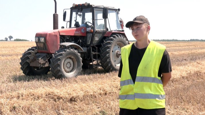 «Війна, рук не вистачає»: на Волині десятки дівчат обирають професію трактористки
